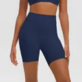 Primo piano di pantaloncini da yoga a vita alta, abbigliamento sportivo traspirante per fitness. - Blu Mare Profondo