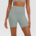 Primo piano di pantaloncini da yoga grigi a vita alta, tessuto traspirante per sport. - Grigio Rinoceronte