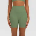 Hochtaillierte Yoga-Shorts, atmungsaktives Gewebe, bequeme Fitness-Shorts Detailansicht. - S / Zederngrün