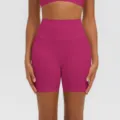 Detailansicht der hochtaillierten Yoga-Shorts, elastische Fitness-Sporthose für Damen. - S / Wilde Beere