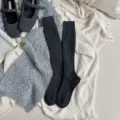 Donkergrijze geribbelde gebreide kniekousen voor dames, gezellige lange sokken voor de winter. - Eén maat / donkergrijs