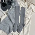 Grijze geribbelde damessokken in vintage stijl, comfortabele warme katoenen retro sokken. - Eén maat / Lichtgrijs