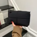 Zwarte gewatteerde make-uptas, lichtgewicht puffer toilettas met ritssluiting voor op reis. - 21x13x5cm / Zwart