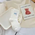 Dikke warme winter pluche sokken voor dames met schattige blauwe strik borduursel, gezellig en zacht. - Strik