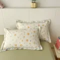 Vista detallada de funda de almohada de algodón con estampado floral, suave y cómoda. - Hada de las Flores-Amarillo / Par de Fundas de Almohada 48x74cm