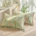 Vista detallada de funda de almohada de algodón estampado con suave diseño floral. - Hibisco-Verde / Par de Fundas de Almohada 48x74cm