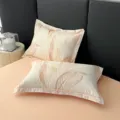Vista detallada de la funda de almohada individual de puro algodón estampado con bonito diseño botánico. - Principios de Verano-Café / Par de Fundas de Almohada 48x74cm