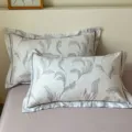 Funda de almohada estampada de algodon con patron de hojas grises y ribete oscuro. - Luz de la Mañana / Par de Fundas de Almohada 48x74cm