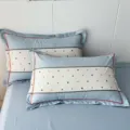 Funda de almohada de algodón estampada azul y blanca con bloques coloridos - Azul Ritmo de Moda / Par de Fundas de Almohada 48x74cm