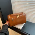Bruine PU lederen cosmetische tas met gouden ritsen en handvat voor reizen en dagelijks. - Bruin