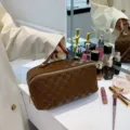 Bruine ruitjes cosmetische tas, grote reismake-up organisator met handvat en gouden rits. - Bruin