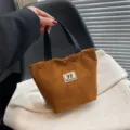 Bruine corduroy handtas voor dames, casual tote lunchtas met zwarte handvatten en label. - Bruin