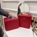Rode PU leer grote capaciteit make-up opslag doos cosmetische reiskoffer met gewatteerd design. - Platte Dubbele Laag / Donkerrood