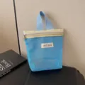 Blauwe mesh cosmetische tas met gele rits en handvat voor dagelijkse opslag en reizen. - Blauw