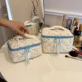 Bloemig gewatteerde cosmetictas met blauwe rand en lintritsen, draagbare reismake-up opbergtas. - S / Blauwe Kersenbloesem