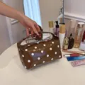 Bruine PU leren cosmetische tas met witte stippen, draagbare toilettas en make-up organisator. - Bruin
