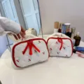 Gewatteerde cosmetische tas met zoet kersenpatroon, draagbare make-up opbergtas voor op reis. - S / Rode Kers