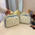 Gele gewatteerde stippen cosmetische tas, schattig katoenen toilettasje met blauwe rand. - S / Lichtgeel
