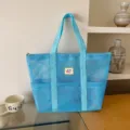 Grote blauwe mesh strandtas draagbare schoudertas tote bag voor reizen en dagelijks winkelen. - Lichtblauw