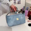 Blauwe denim draagbare cosmetische tas met bruine PU-handgreep, grote capaciteit toilettas. - Blauw
