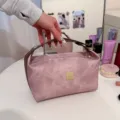Roze denim cosmetische tas, grote capaciteit reismake-up etui met bruine handgreep en metalen plaat. - Roze