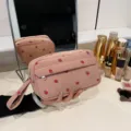 Ribfluwelen aardbei cosmetisch tasje met handvat, grote capaciteit draagbare make-up etui. - Roze
