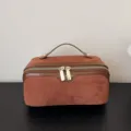 Bruine suède cosmetische tas met ritssluiting en handvat, grote make-up opbergpouch. - Bruin