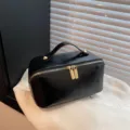 Effen zwarte PU lederen cosmetische tas met stijlvolle gouden ritsen voor reismake-up. - Zwart