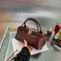 Donkerbruine lederen cosmetische tas, glanzende handmake-uptas met dubbele ritsen voor reizen. - Bordeauxrood