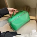 Groene cosmetische tas van lak-PVC, grote draagbare toilettas met handvat en handige rits. - Groen