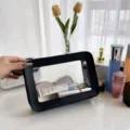 Transparante PVC cosmetische tas met zwarte PU lederen rand, ideaal voor make-up opslag thuis. - Zwart