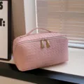 Roze geweven cosmetische tas, stijlvolle grote draagbare make-up organizer voor reizen. - Roze