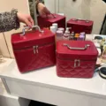Rode gewatteerde make-up koffer, draagbare cosmetische opbergdoos met zilveren handvat. - Kleine Maat / Rood