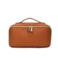 Sac cosmétique en cuir PU tissé marron avec poignée supérieure et doubles fermetures. - Marron
