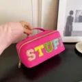 Roze nylon cosmetische tas met kleurrijke pluche letters, grote capaciteit toilettas. - Rozerood