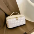 Draagbare make-up tas van PU-leer met gewatteerd patroon en zeer grote opslagcapaciteit. - Wit