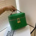 Groene cosmetische tas van PU-leer met ruitpatroon, gouden rits en handig handvat. - Groen