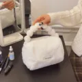 Witte pluche cosmetische tas met pluizig rond handvat, draagbare make-up opbergtas - Handtas Stijl / Wit