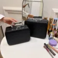 Zwarte gewatteerde cosmetische vanity tas met zilveren handvat, draagbare make-up opbergdoos. - Kleine Make-up Koffer / Zwart