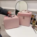 Roze PU lederen cosmetische tas Grote capaciteit Gewatteerde make-up opbergdoos met - Platte Dubbele Laag / Zachtroze