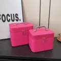 Grote cosmetische tas van PU-leder met elegante ruitstiksels en handig metalen handvat. - Kleine Maat / Rozerood