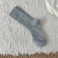 Calze al ginocchio a coste grigie classiche da donna in morbido cotone comodo e versatile. - Taglia unica / Grigio chiaro