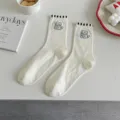 Chaussettes blanches brodées de chat mignon, chaussettes en coton côtelé respirantes d'été. - Chat qui boit