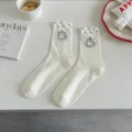 Chaussettes mi-mollet en coton blanc avec broderie de chat mignonne et volants à pois. - Chat d'Anniversaire