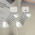Chaussettes mi-hautes blanches mignonnes à rayures noires et visage souriant brodé. - Smiley Blanc