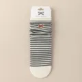 Calcetines de media pantorrilla a rayas bordados de oso de dibujos animados para mujeres - Talla única / Blanco