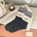 Retro Fair Isle puppy wolle sokken, dikke warme wintersokken met schattig pluche hond ontwerp. - C—Puppy Wol Sokken / Donkergrijze Basis