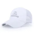 Berretto da baseball in rete traspirante da uomo con lettere ricamate, cappello bianco. - Regolabile / Bianco