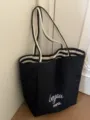 Borsa shopper nera in tela con manici a righe, pratica borsa a tracolla capiente. - Design reversibile / Nero Doppio Lato
