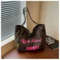 Vista dettagliata della borsa tote in tela con stampa leopardata vintage e lettere rosa per lavoro. - Rosa Leopardato